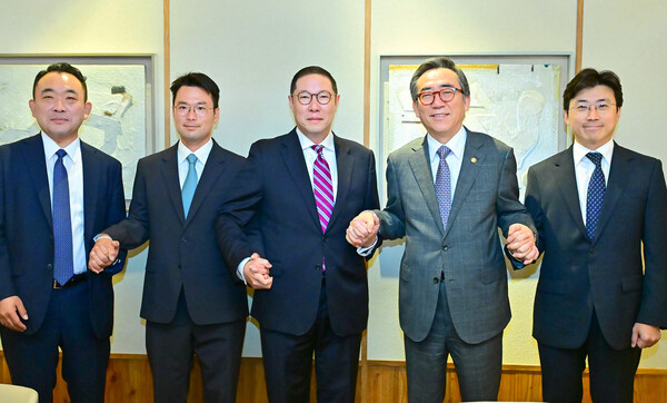 조현상 HS효성 부회장이 26일 아시아태평양경제협력체(APEC) 기업인자문위원회(ABAC) 신규 위원으로 선임됐다. 조현상 HS효성 부회장(왼쪽 세번째)과 조태열 외교부 장관(오른쪽 두번째). [사진=HS효성 제공]