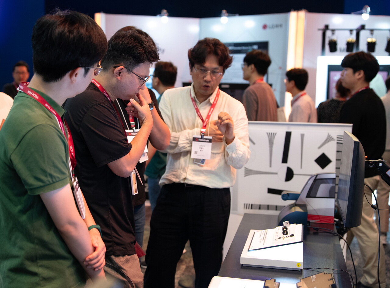26일부터 이틀간 마곡 LG사이언스파크에서 진행되는 'LG 테크페어'에서 LG 직원들이 LG이노텍의 차량용 '소형 히팅 카메라 모듈'에 대한 설명을 듣고 있다. [LG 제공=뉴스퀘스트]