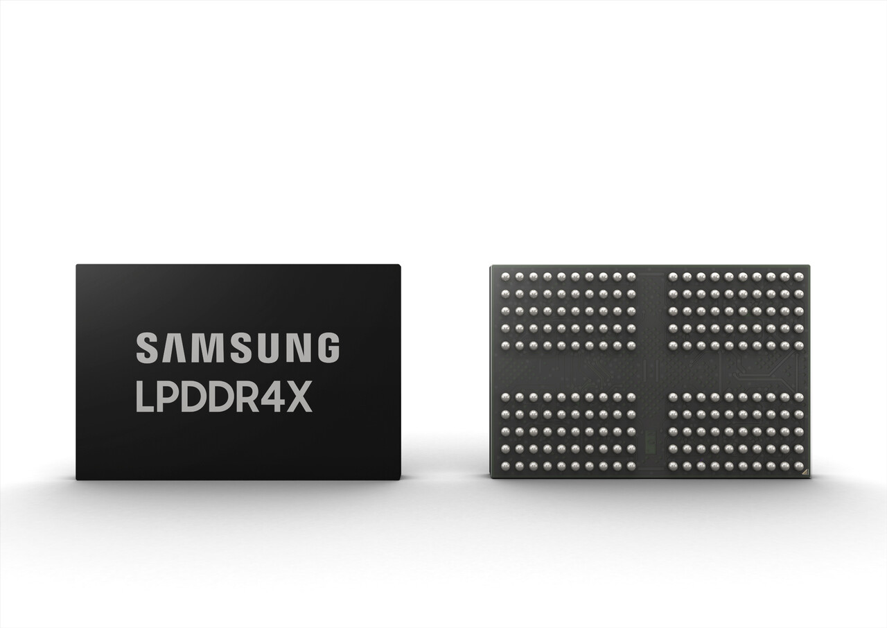 삼성전자의 'LPDDR4X' 제품. LPDDR4X는 차량용 반도체 품질 기준 'AEC-Q100'을 충족하며 영하 40도에서 영상 105도까지의 환경에서도 안정적인 성능을 보장한다. [삼성전자 제공=뉴스퀘스트]