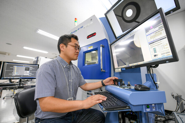 현대모비스 연구원이 재활용 소재로 제작한 핵심부품을 엑스레이로 분석하고 있다. [사진=현대모비스 제공]