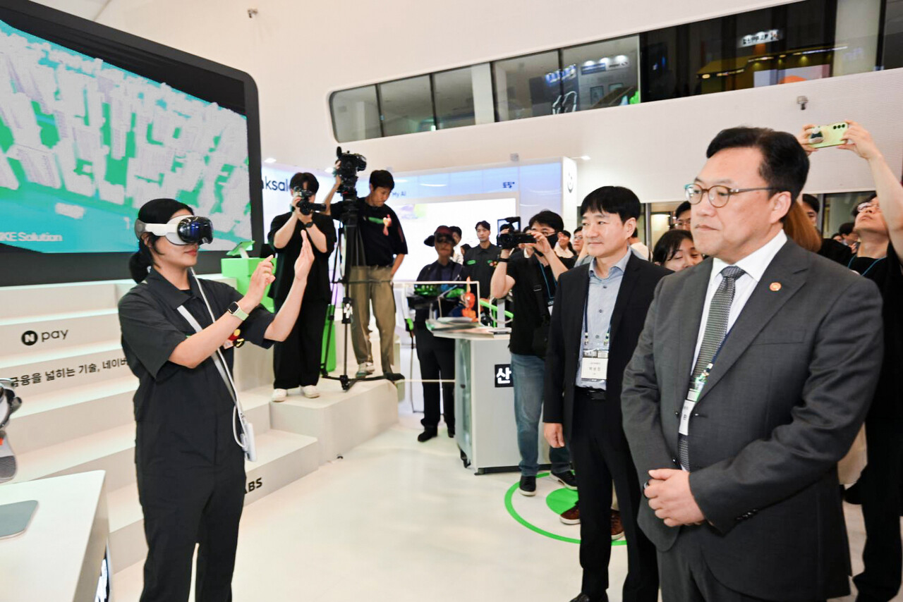 김병환 금융위원장(오른쪽)과 박상진 네이버페이 대표(오른쪽에서 두번째)가 27일 오전 서울 동대문디자인플라자(DDP)에서 열린 ‘코리아 핀테크 위크 2024’의 네이버페이 부스에서 ‘부동산 VR 투어’ 시연을 참관하고 있다. [네이버페이 제공=뉴스퀘스트]