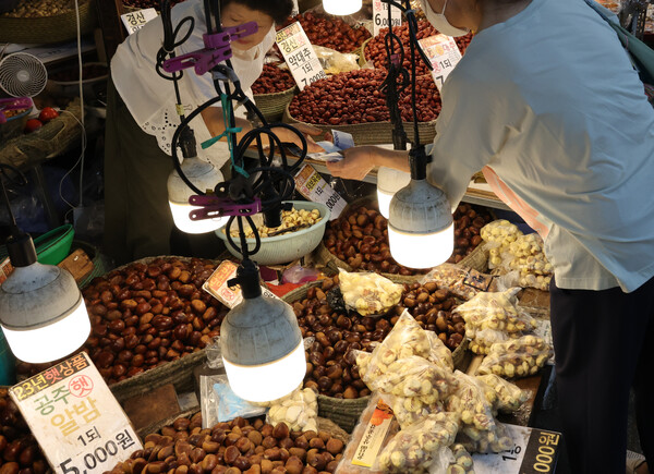 기획재정부는 28일 경제관계장관회의를 열고, 내수시장 활성화를 목표로 세법개정을 통해 하반기 전통시장에서 사용한 금액에 대한 소득공제율을 현행 40%에서 80%로 2배 높이는 방안을 추진한다고 밝혔다. 서울 한 시장에서 상인이 밤을 팔고 있는 모습. [사진=연합뉴스]