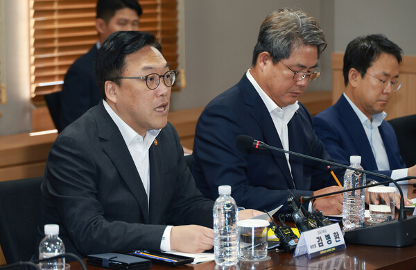 김병환 금융위원장은 28일 오전 서울 여의도 보험개발원에서 금융권 릴레이 간담회의 세  번째 일정으로 생명보험협회, 손해보험협회, 화재보험협회, 보험개발원과 보험사 10곳 CEO와 함께 보험업권의 신뢰회복과 국민경제 기여방안에 대한 다양한 의견을 논의했다. [금융위원회 제공=뉴스퀘스트]