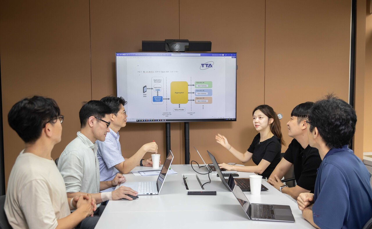 통신3사 관계자들이 네트워크 오픈 API 표준화를 위해 논의하고 있다. [통신3사 공동 제공=뉴스퀘스트]