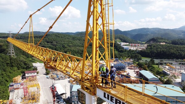 한화 건설부문 건설기계 담당자들이 현장 안전교육에 참여하고 있다. [한화 건설부문 제공=뉴스퀘스트]