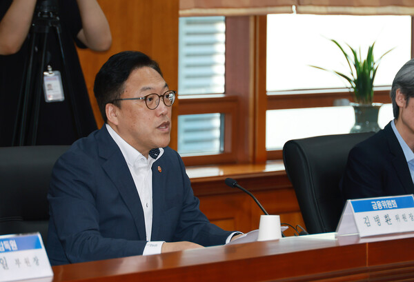 김병환 금융위원장이 29일 서울 영등포구 금융투자협회에서 금융권 릴레이 간담회의 네 번째 일정으로 열린 증권업계 간담회에 참석해 발언하고 있는 모습. [금융위원회 제공=뉴스퀘스트]