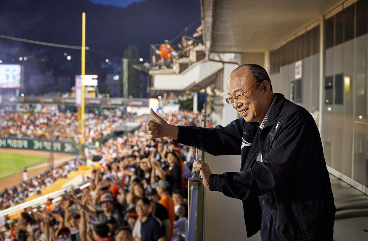 한화그룹 김승연 회장이 지난 6월 대전 한화생명이글스파크를 방문해 팬들과 인사하고 있다. [한화그룹 제공=뉴스퀘스트]