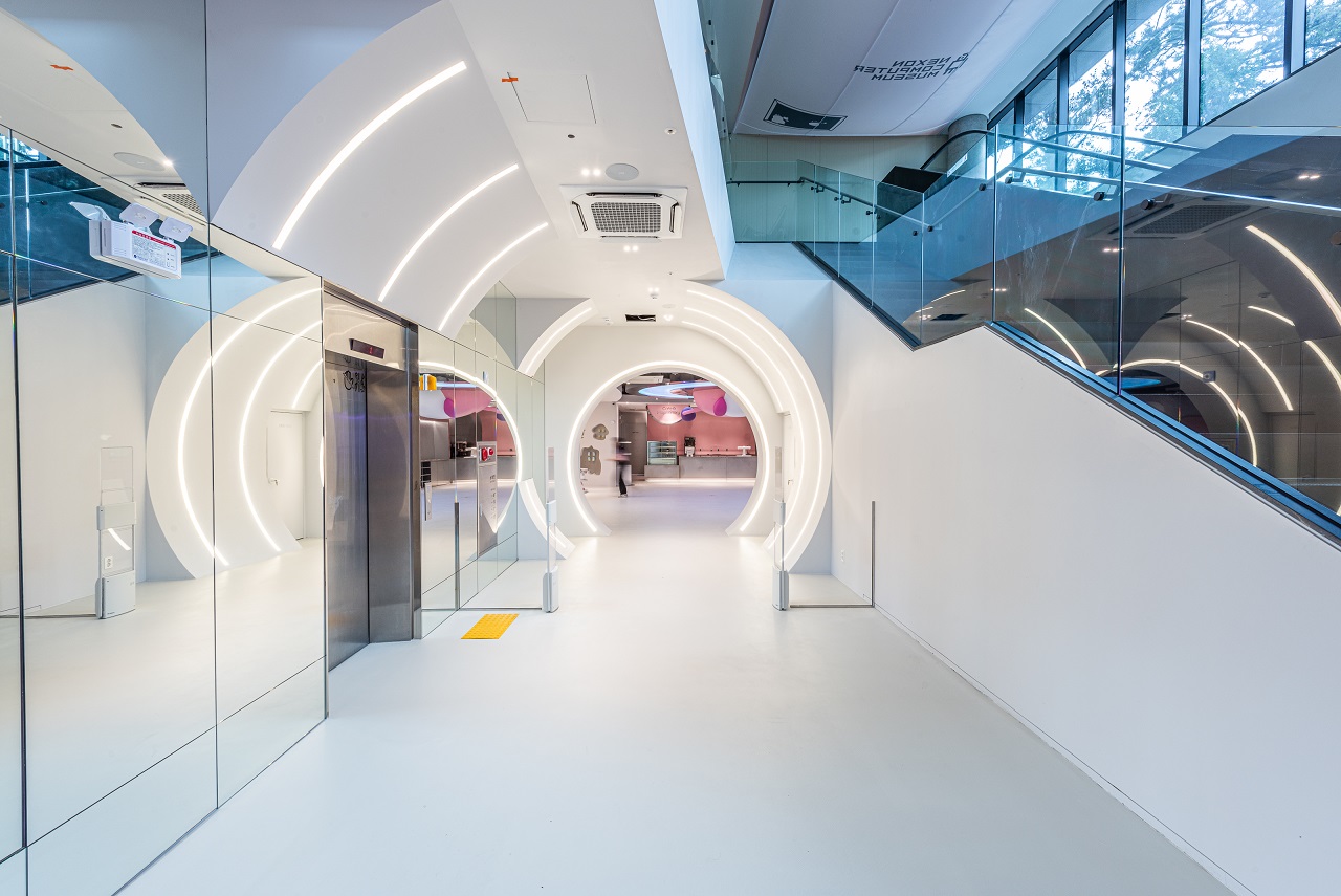 ‘카페 메이플스토리’는 카페, 굿즈스토어, 테라스, 포토존 등으로 구성된 이색적인 공간으로 '메이플스토리’ 요소를 곳곳에서 찾아볼 수 있다.  사진은 ''카페 메이플스토리' 입구. [넥슨 제공=뉴스퀘스트]