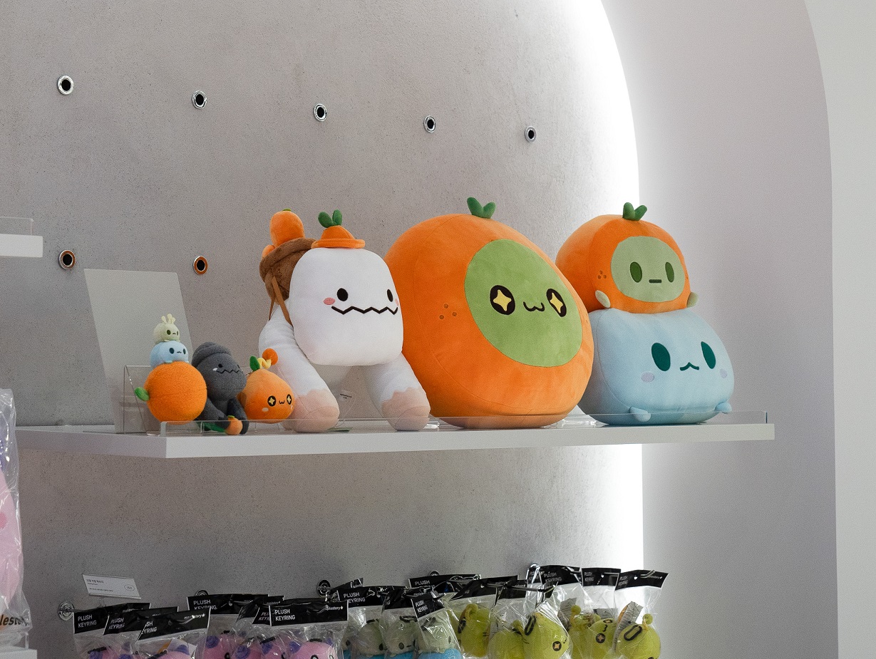 메이플스토리만의 캐릭터와 세계관을 녹여낸 다채로운 식음료 메뉴와 제주 감성을 담은 제주 에디션 굿즈가 방문객들의 많은 사랑을 받고 있다. 사진은 '카페 메이플스토리' 굿즈. [넥슨 제공=뉴스퀘스트]