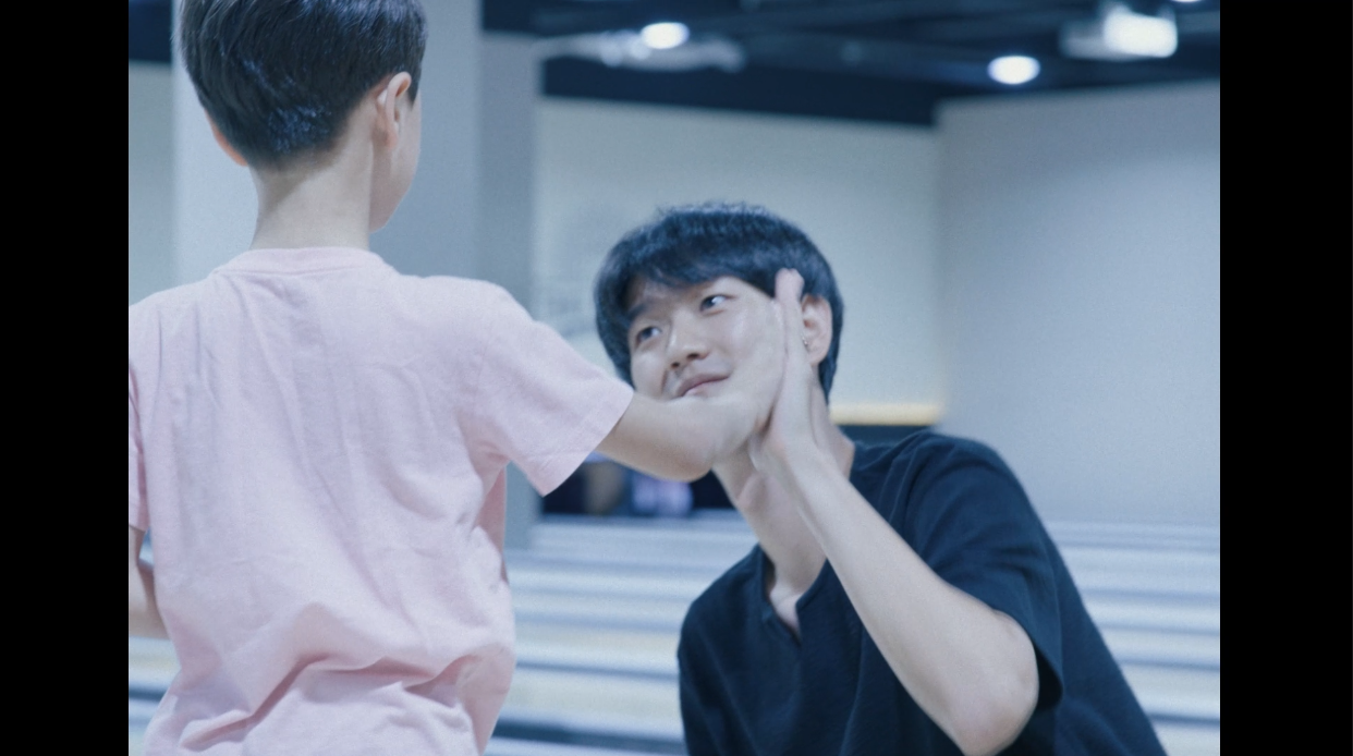  KT가 소리찾기 사업 수혜자의 감동적인 성장 스토리를 담은 새 영상 광고를 공개했다. KT 그룹 브랜드 캠페인 광고 스틸컷. [KT 제공=뉴스퀘스트]