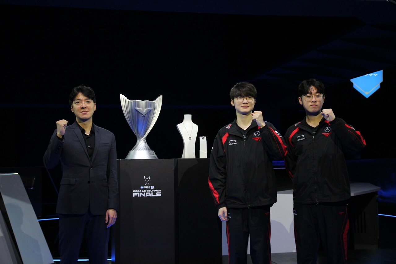 T1의 김정균 감독, 이상혁 '페이커', 최우제 '제우스' 선수. [사진=김민우 기자]