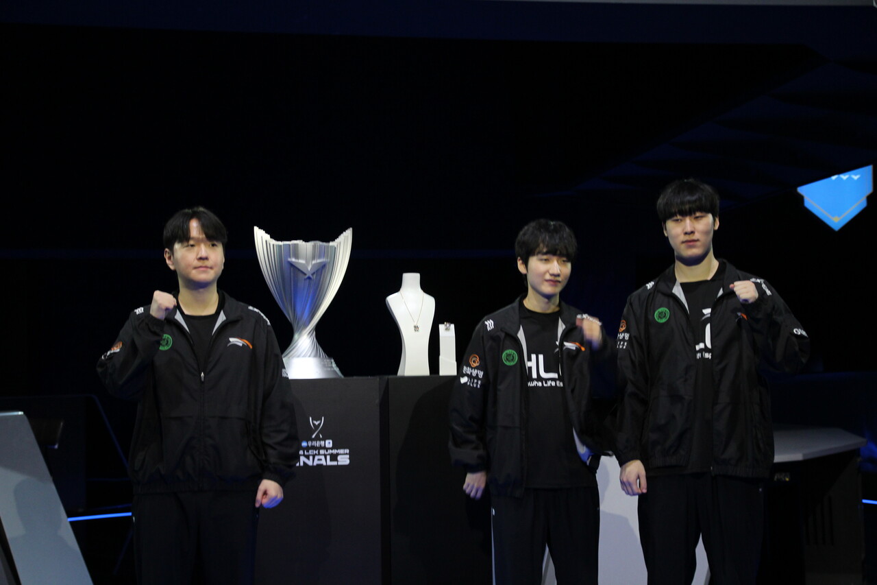 한화생명e스포츠의 최인규 감독, 한왕호 '피넛', 김건우 '제카' 선수. [사진=김민우 기자]