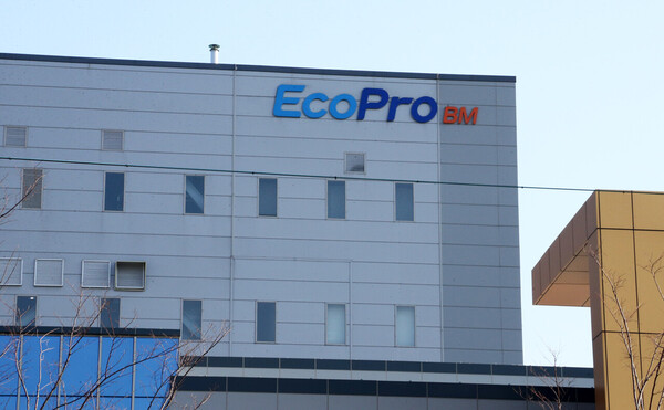 2일 에코프로비엠, 에코프로, LG에너지솔루션, POSCO홀딩스, 삼성SDI 등 2차전지주가 동반 상승했지만, 일부 증권업계에서는 아직 완전한 저점을 찍었다고 보기엔 어렵다는 의견을 제시했다. 사진은 에코프로비엠 포항사업장. [사진=연합뉴스]