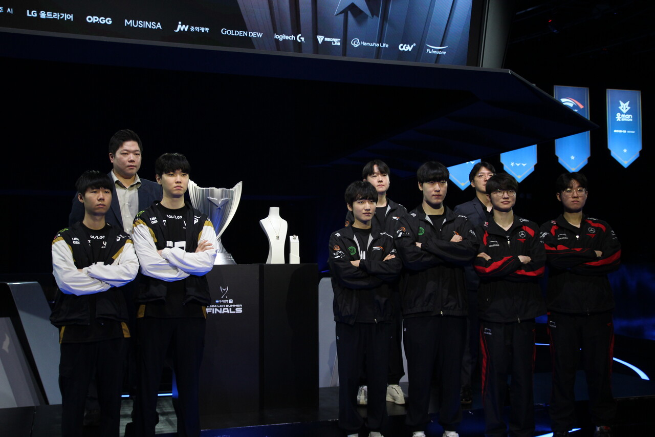 LCK는 2일 'LCK 아레나'에서 2024 서머 파이널 미디어데이를 진행했다. (왼쪽부터) 젠지e스포츠의 손시우 '리헨즈', 김정수 감독, 정지훈 '초비', 한화생명e스포츠의 한왕호 '피넛', 최인규 감독, 김건우 '제카', T1의 이상혁 '페이커', 김정균 감독, 최우제 '제우스'. [사진=김민우 기자]