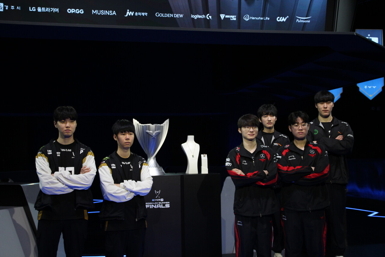 결승전에 진출한 선수들이 기념 사진 촬영을 위해 포즈를 취하고 있다. [사진=김민우 기자]