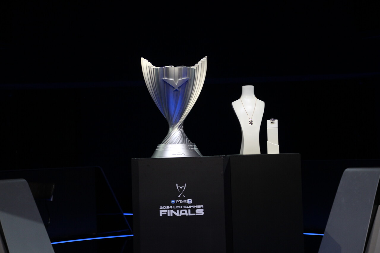 LCK 서머 우승 트로피와 기념 목걸이. 결승전은 오는 7~8일 경주 실내체육관에서 진행된다.  [사진=김민우 기자]