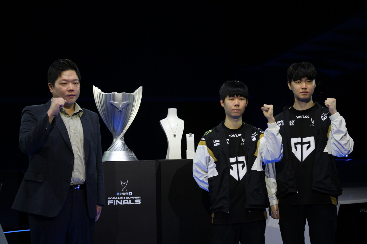 젠지e스포츠의 김정수 감독, 손시우 '리헨즈', 정지훈 '초비' 선수. [사진=김민우 기자]