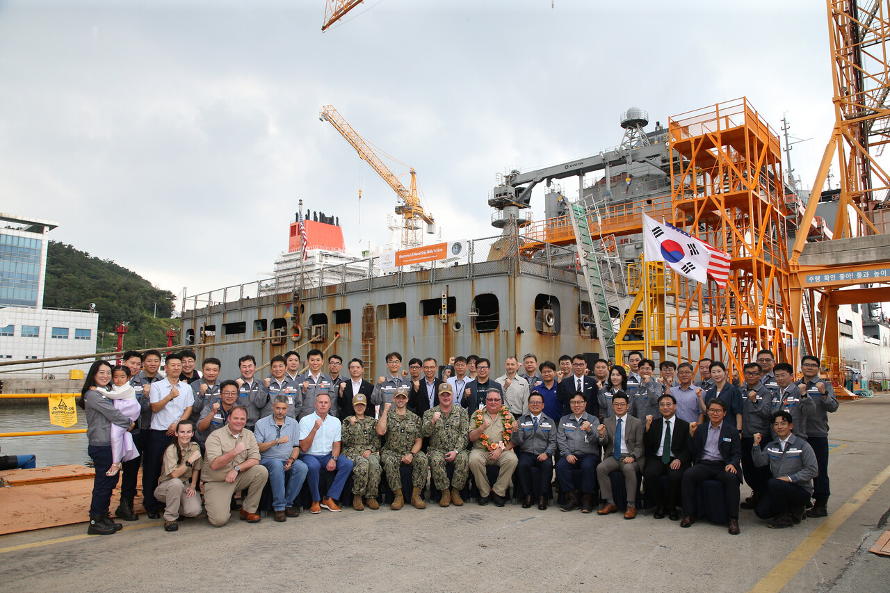 극동 미해군해상수송사령부, 국방부, 방위사업청, 한화오션 등 양국 관계자 50여 명이 참석한 가운데 미국 해군 군수지원함인 ‘월리 쉬라’호의 입항행사가 진행됐다. [한화오션 제공=뉴스퀘스트]