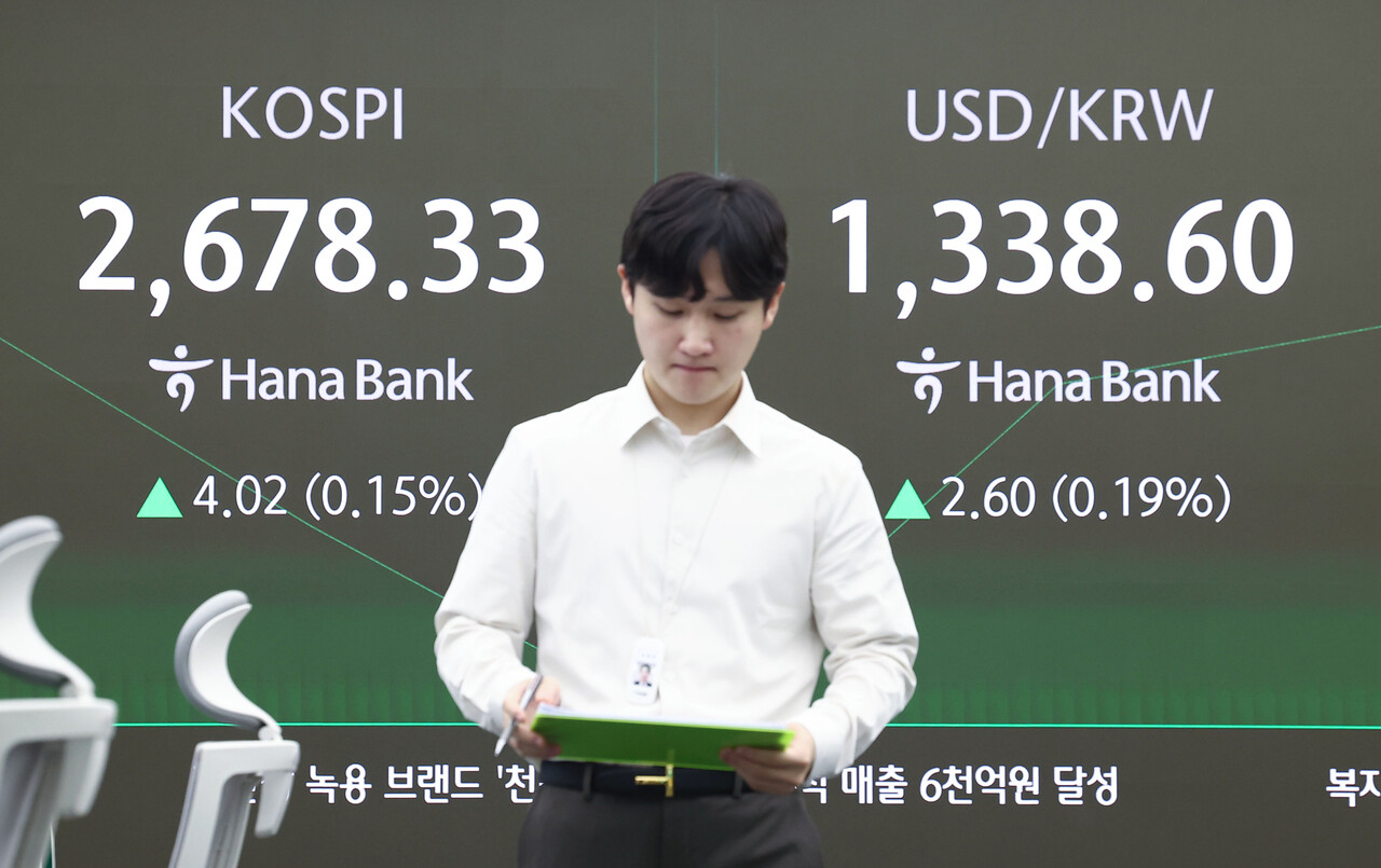 금융당국이 '코리아 디스카운트' 현상 해소를 위해 올해 초부터 기업 밸류업 도입과 정착을 강력히 추진하고 있지만, 개인 투자자들은 아직까지 실효성에 대해 의문을 제기하고 있는 것으로 나타났다.  하나은행 본점 딜링룸에서 딜러가 업무를 보고 있는 모습. [사진=연합뉴스]