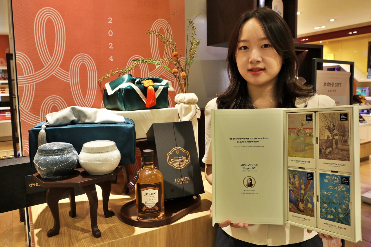 롯데백화점의 ‘꿀’ 추석 선물 세트가 건강한 달콤함을 찾는 고객들로부터 인기를 끌고 있다. [롯데백화점 제공=뉴스퀘스트]