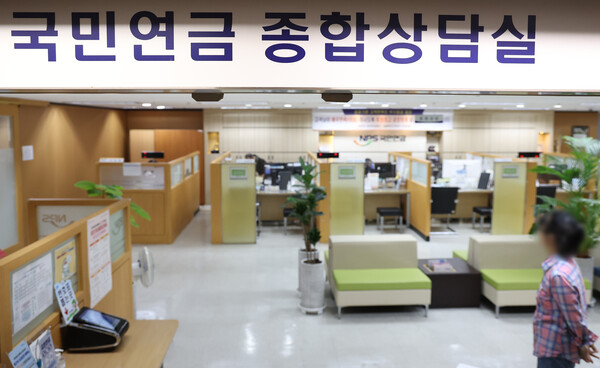 서울 서대문구 국민연금공단 서울북부지역본부에서 관계자가 대기하고 있는 모습. [사진=연합뉴스]