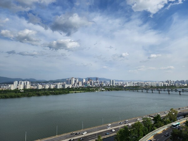 9~10월 수도권에서는 총 2만5000여 가구가 일반분양에 나설 예정이다. 사진은 서울 강동구와 송파구 일대 모습 [사진=뉴스퀘스트]