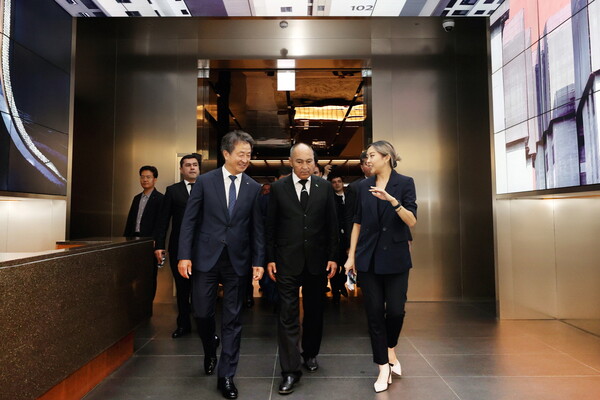 대우건설 백정완 사장(왼쪽)이 투르크메니스탄 신도시사절단 관계자들과 써밋 갤러리 도슨트 투어를 하는 모습 [대우건설 제공=뉴스퀘스트]