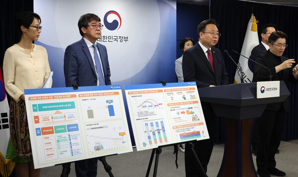 최근 정부가 무려 21년 만에 정부 차원의 국민연금 개혁안을 발표하면서 국회 통과 여부에 대한 관심이 높아지고 있다. 조규홍 보건복지부 장관이 지난 4일 서울 종로구 정부서울청사에서 연금개혁 추진계획을 발표하고 있는 모습. [사진=연합뉴스]