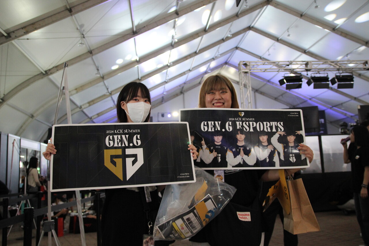 젠지e스포츠를 응원하는 (왼쪽부터) 남지원, 최민서씨. 최민서씨는 "이때까지 열심히 해왔기 떄문에 잘할 수 있을 것"이라며 "경주에서 경기 잘하고 돌아가셨으면 한다"고 말했다. [사진=김민우 기자]