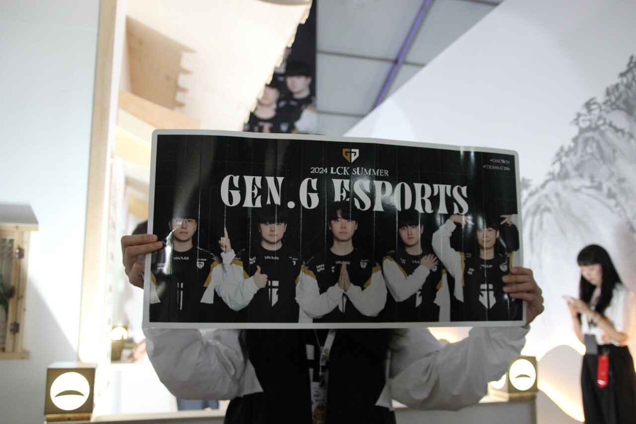 젠지e스포츠를 응원하는 주예슬씨가 피켓을 들고 사진 촬영을 했다. 그는 2017년도부터 젠지e스포츠를 응원하고 있었다며 "이번까지만 (우승을) 해먹자"라고 말했다. [사진=김민우 기자]