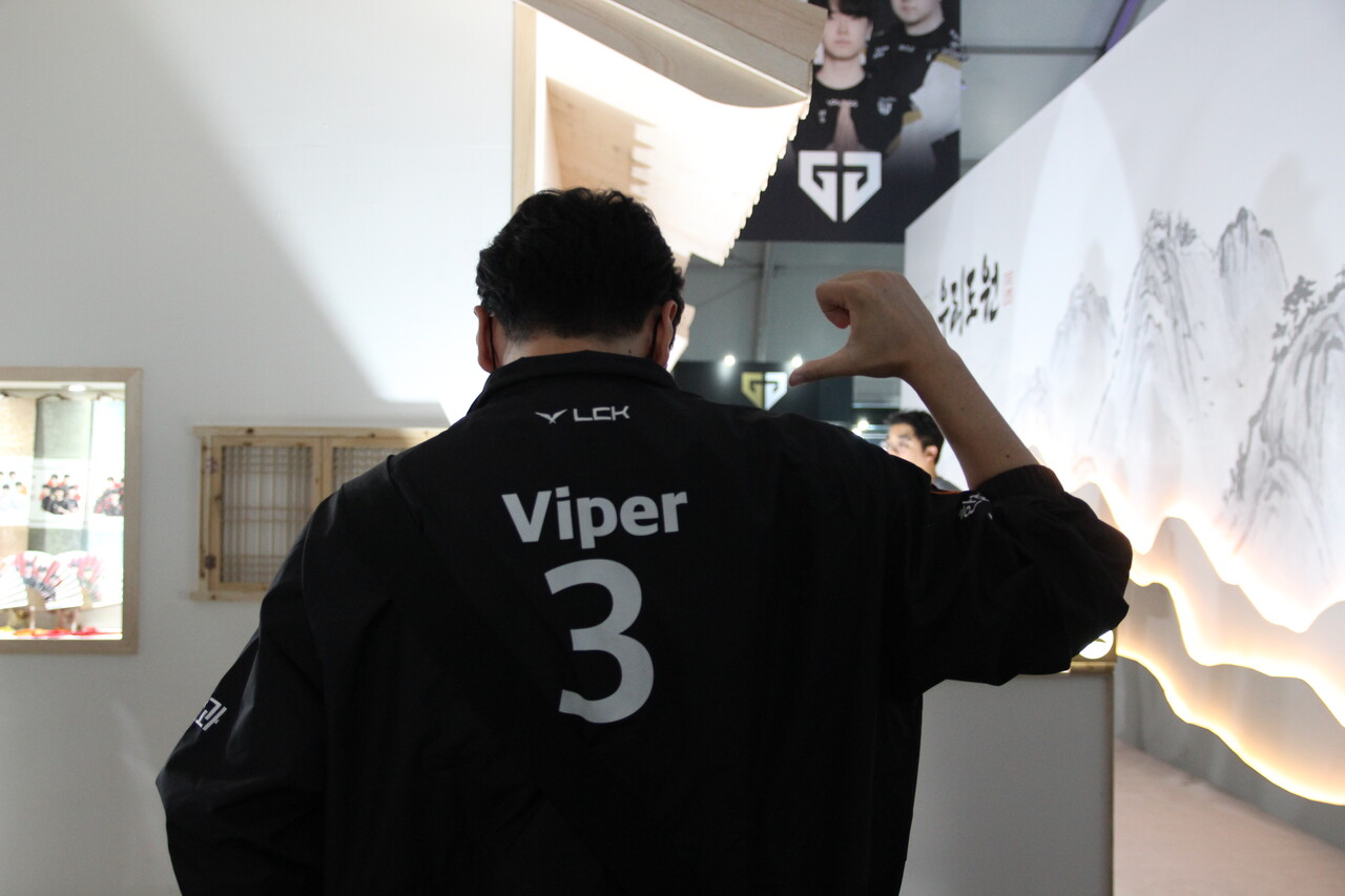 한화생명e스포츠를 응원하는 이강해씨. 그는 박도현 '바이퍼' 선수를 최애(가장 좋아하는) 선수로 꼽으며 "이번만큼은 한화생명이 보여줄 수 있는 시간이 왔다"며 우승에 대한 기대감을 내비쳤다. [사진=김민우 기자]