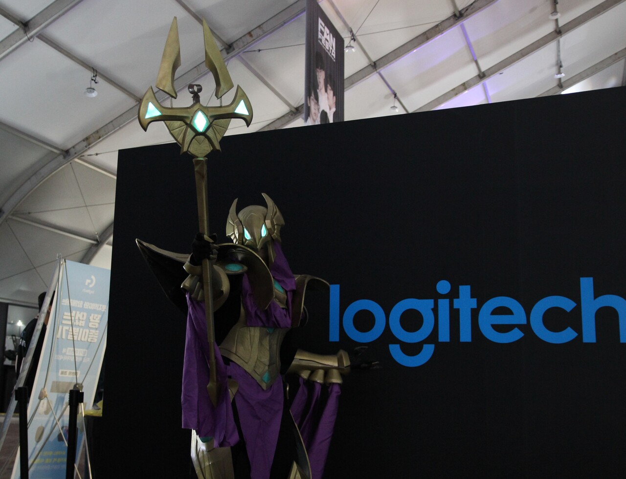 대구에서 팬페스타를 방문한 추헌호씨는 '아지르' 코스프레를 했다. 그는 T1을 응원한다며 "그동안 패했던 것은 우승을 위한 도약이라고 생각한다. 꼭 우승을 했으면 한다"고 말했다. [사진=김민우 기자]