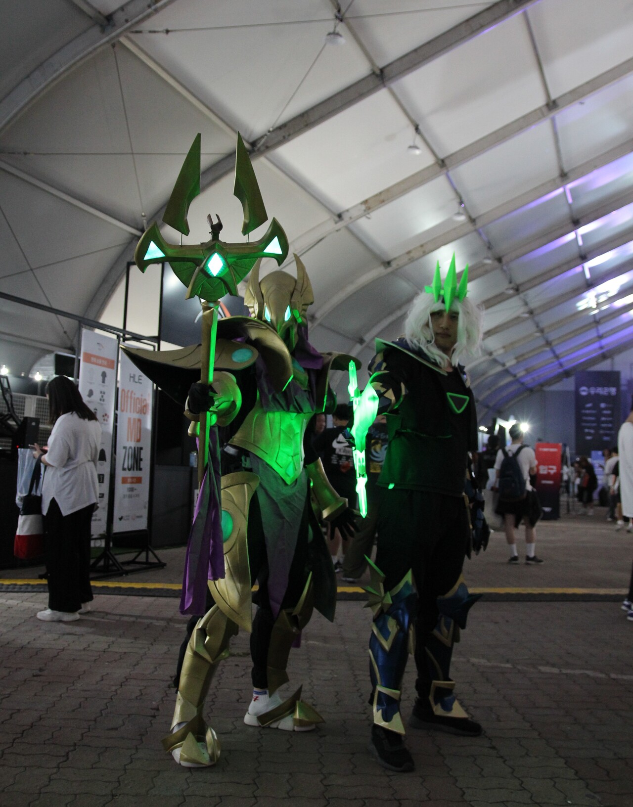 게임 내 대표 캐릭터 코스프레를 한 이들이 기념 사진 촬영을 하고 있다. [사진=김민우 기자]