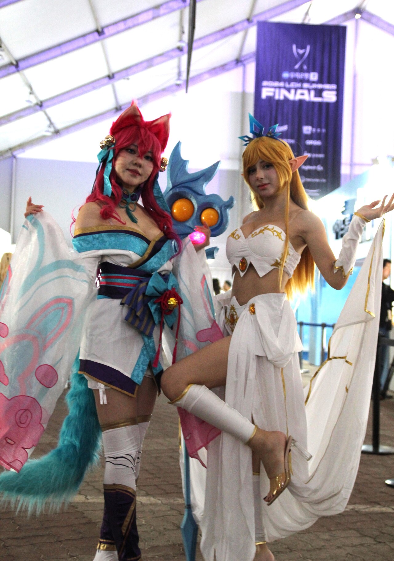 게임 대표 캐릭터 '아리'와 '잔나' 코스프레를 한 (왼쪽부터) 활동명 '플루미', '카밀리아'가 기념 사진 촬영을 하고 있다. [사진=김민우 기자]