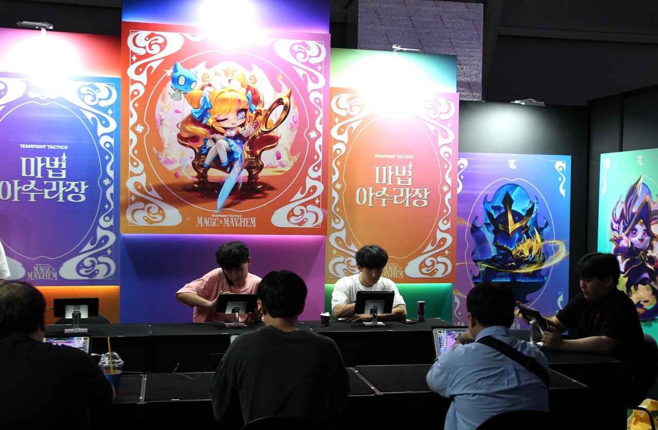 현장에는 관람객들이 게임 '롤토체스'를 즐기고 다양한 상품을 받을 수 있는 '마법 아수라장'이라는 부스가 마련돼 있다. [사진=김민우 기자]