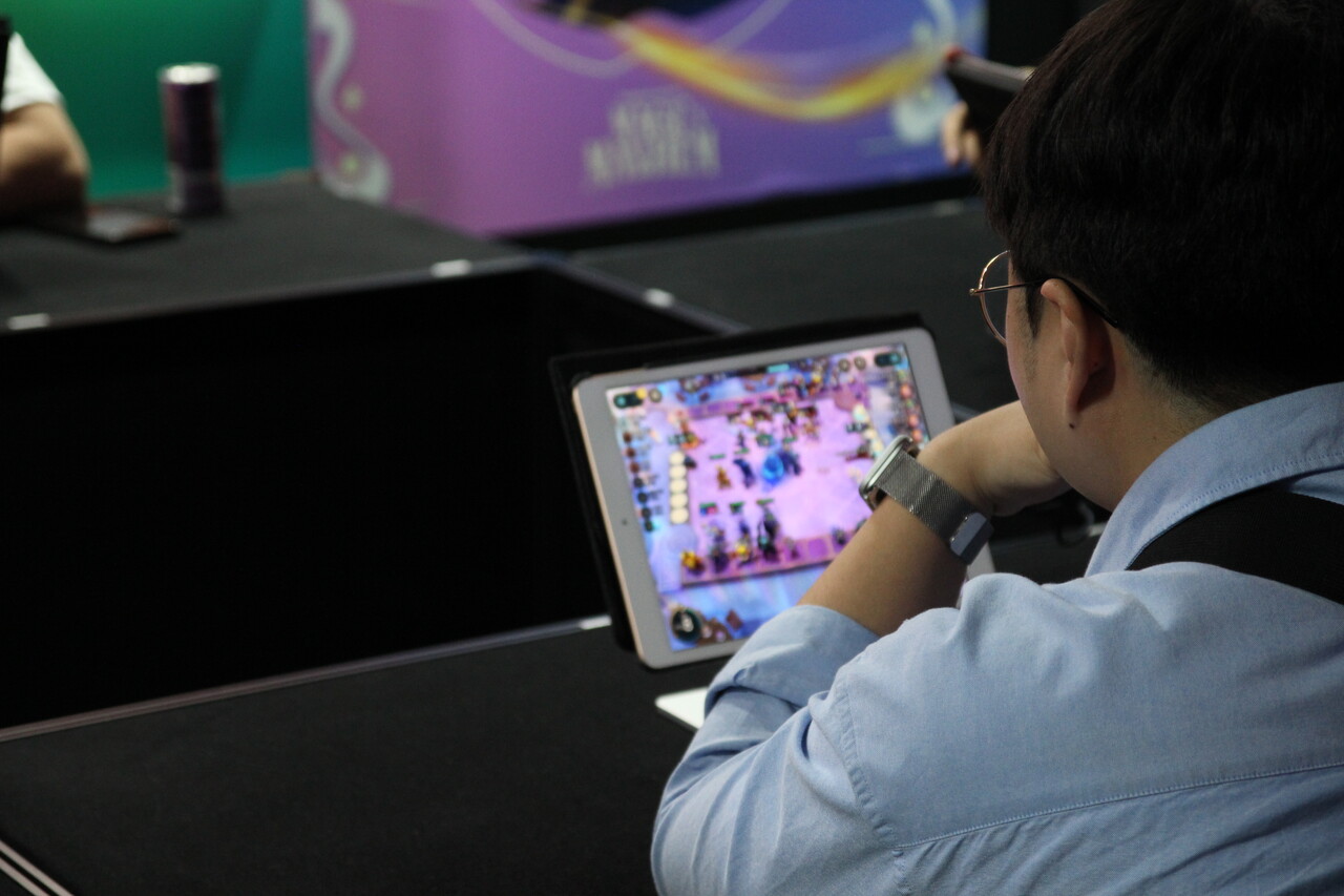 한 관람객이 게임 '롤토체스'를 플레이하고 있다. [사진=김민우 기자]