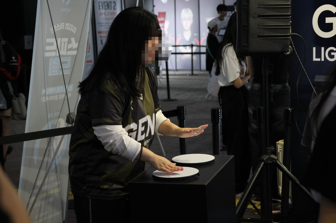 현장에는 다양한 체험 부스가 마련돼 있다. 로지텍 부스를 방문한 한 관람객이 이벤트에 참여하고 있다. [사진=김민우 기자]