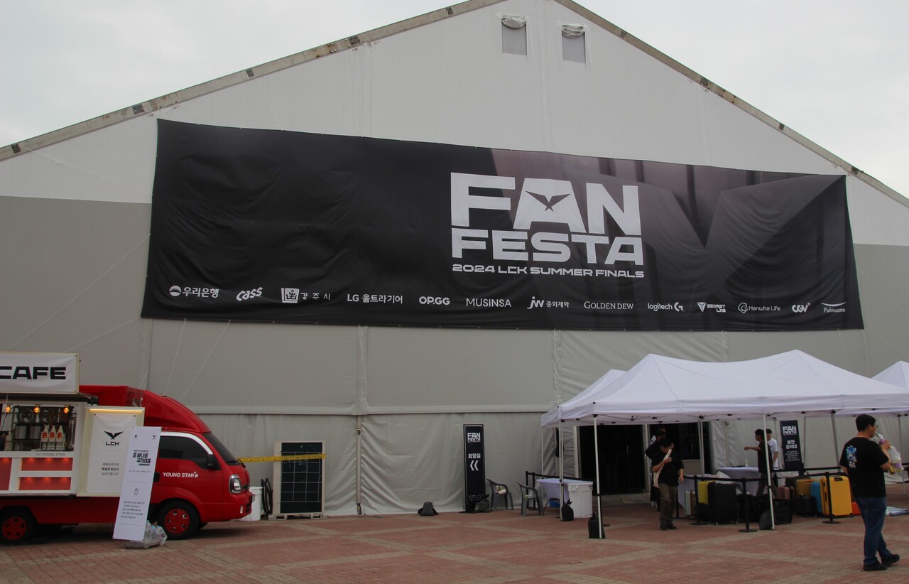 '2024 LCK 서머 파이널' 팬페스타 전경. 티켓 소지 여부와 상관없이 누구나 입장할 수 있다. [사진=김민우 기자]