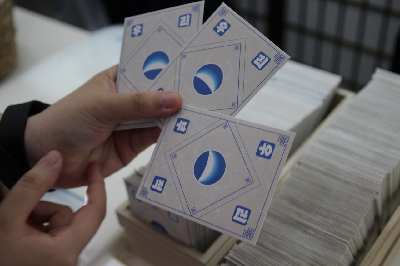 우리은행은 '천년 고도' 경주에 맞춘 전통 콘셉트를 살린 초대형 부스로 팬들을 맞는다. 행사에 참여한 관객들에겐 경품으로 '우리 부적'이 제공된다. [사진=김민우 기자]