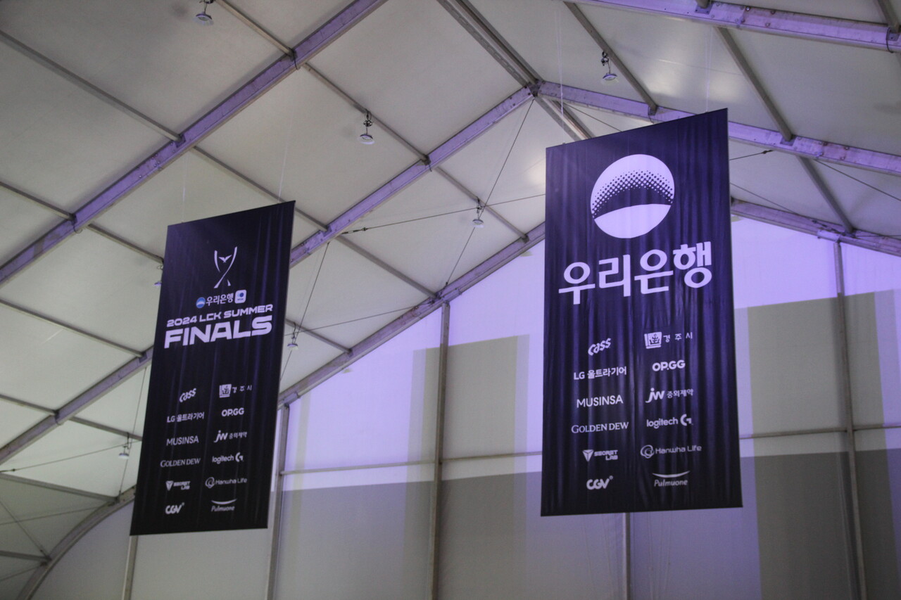 팬 페스타 부스에 상단에 걸려 있는 후원사 포스터. 우리은행은 2019년 금융권 최초로 LCK 타이틀 후원사를 맡고 있다. [사진=김민우 기자]