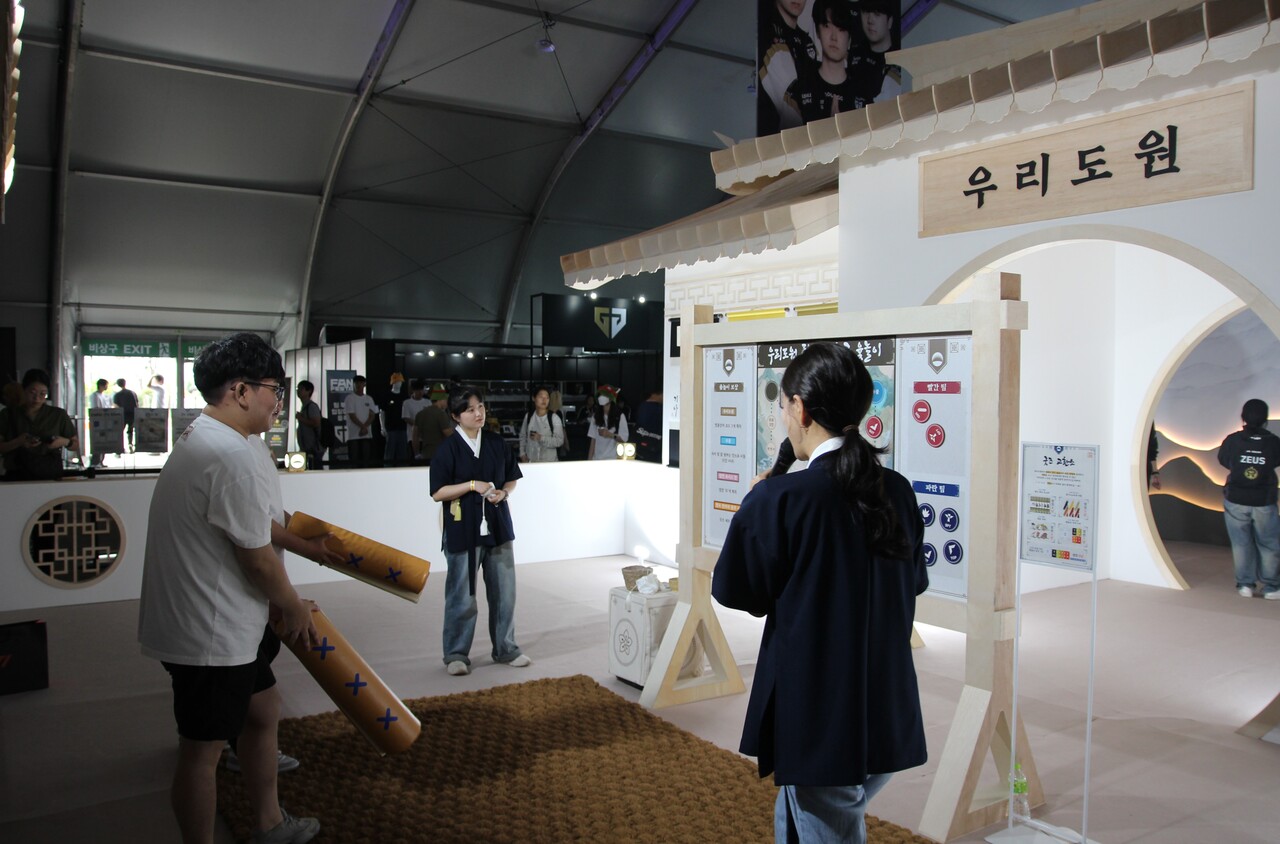 관람객이 우리은행 부스에서 협곡 윷놀이를 진행하고 있다. [사진=김민우 기자]