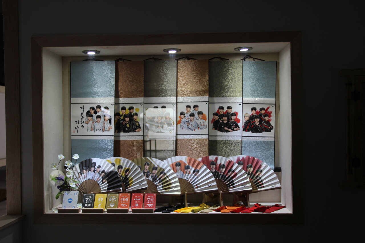 우리은행은 '천년 고도' 경주에 맞춰 플레이오프에 진출한 선수들을 동양화풍으로 담아내 그렸다. [사진=김민우 기자]