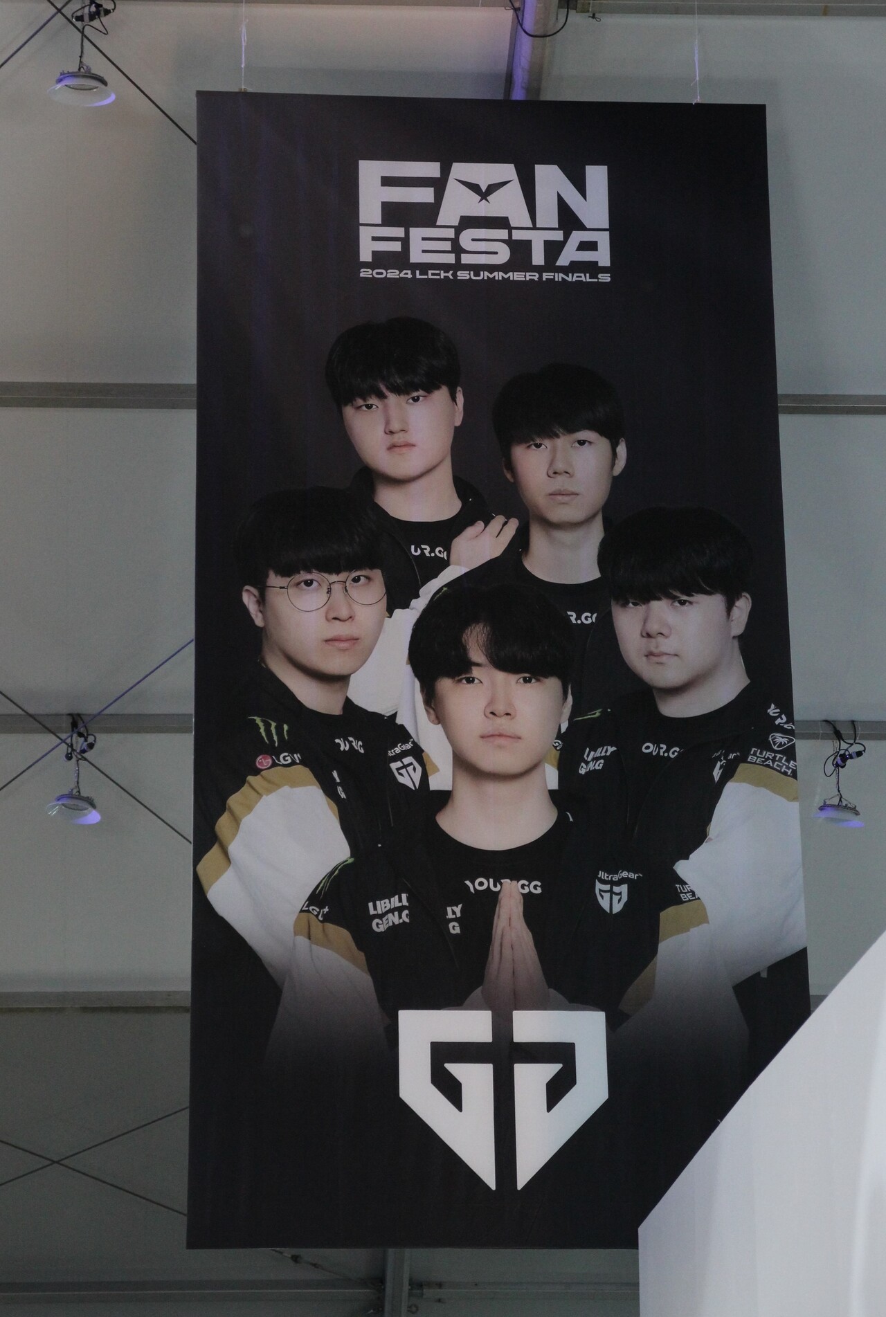 젠지e스포츠 선수단 포스터. (시계 방향으로) 손시우 '리헨즈', 김건부 '캐니언', 정지훈 '쵸비', 김기인 '기인', 김수환 '페이즈' 선수. [사진=김민우 기자]