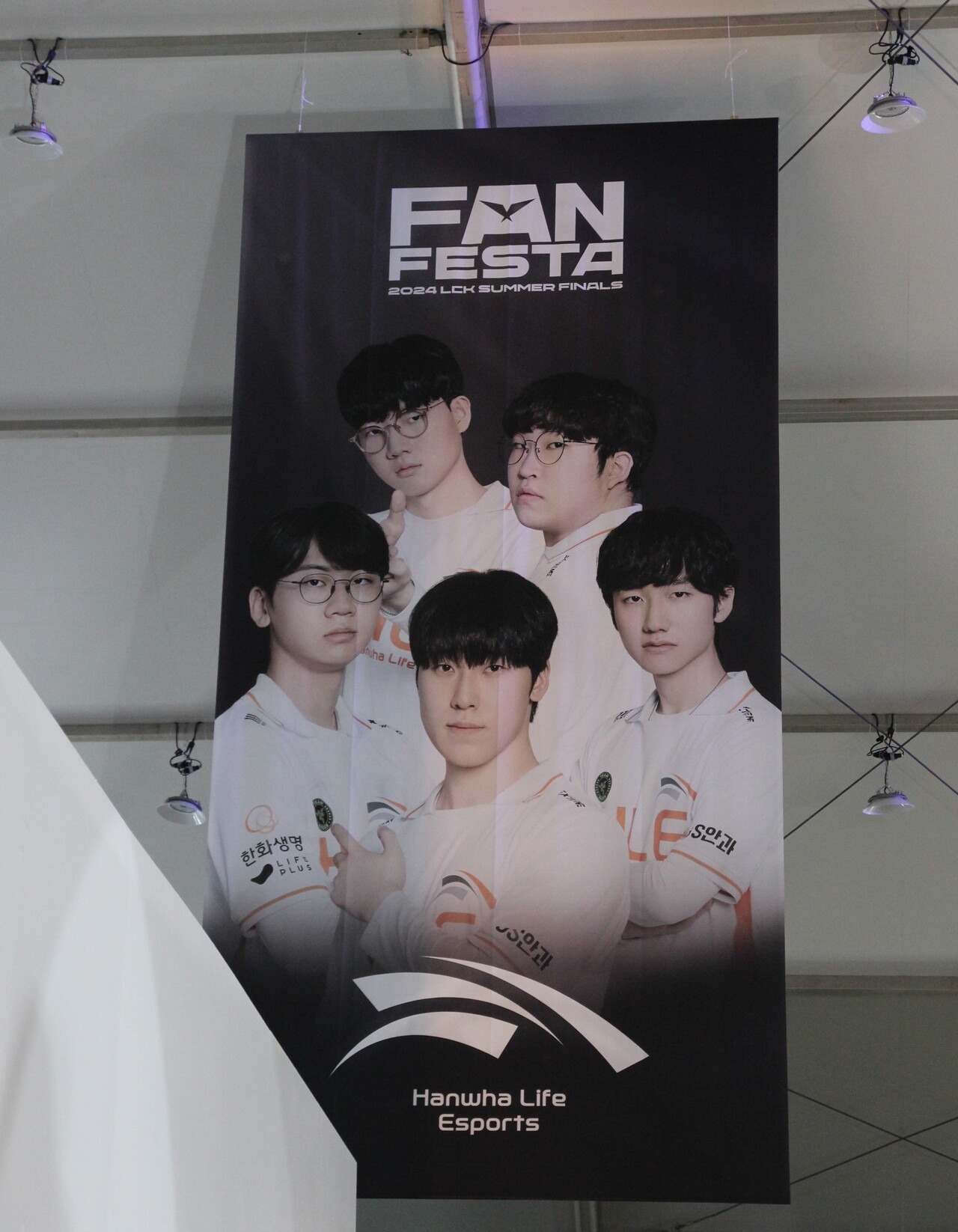 한화생명e스포츠 선수단 포스터. (시계 방향으로) 유환중 '딜라이트', 한왕호 '피넛', 김건우 '제카', 최현준 '도란', 박도현 '바이퍼' 선수. [사진=김민우 기자]