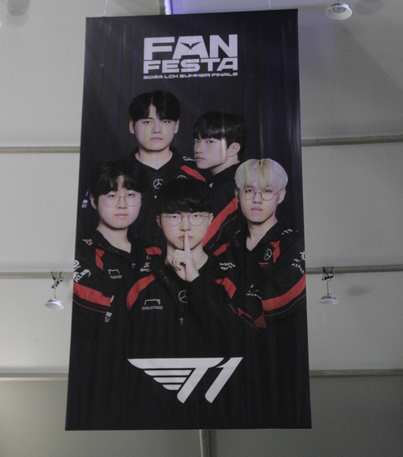 T1 선수단 포스터. (시계 방향으로) 류민석 '케리아', 문현준 '오너', 이상혁 '페이커', 최우제 '제우스', 이민형 '구마유시' 선수. [사진=김민우 기자]