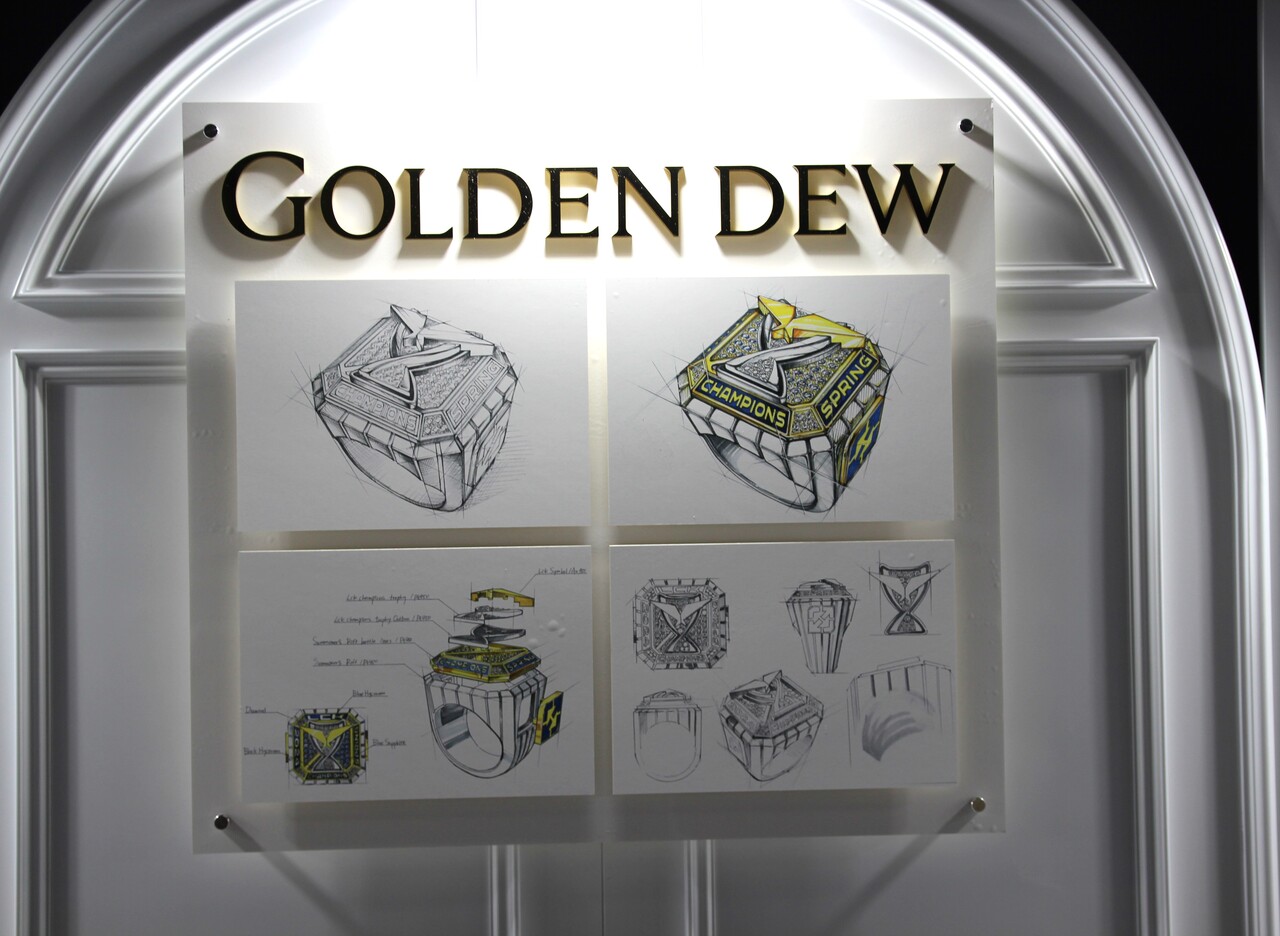 국내 대표 주얼리 브랜드 '골든듀'는 이번 우승팀과 MVP 선수를 위해 LCK 챔피언링과 MVP 목걸이를 자체 제작했다. [사진=김민우 기자]