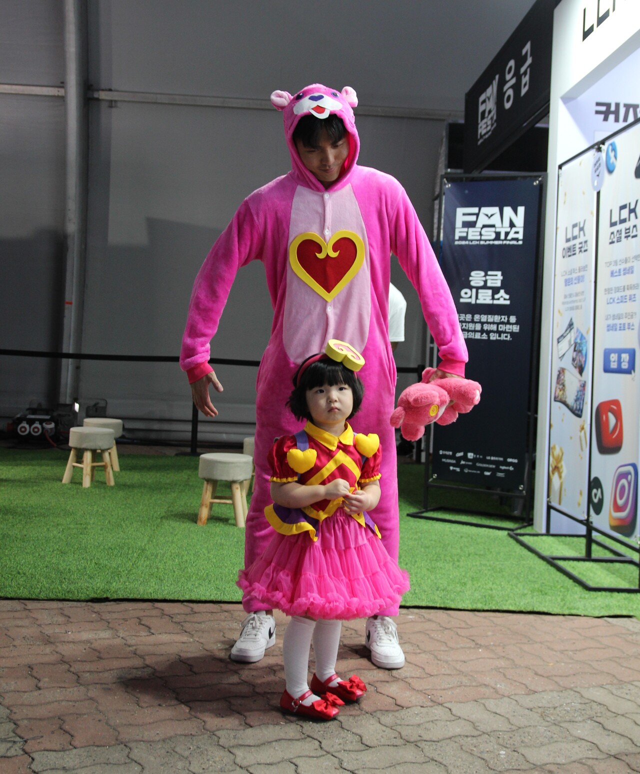 남양주에서 온 최은혁씨는 딸과 함께 게임 대표 캐릭터인 '애니' 코스프레를 하고 팬 페스타를 방문했다. [사진=김민우 기자]