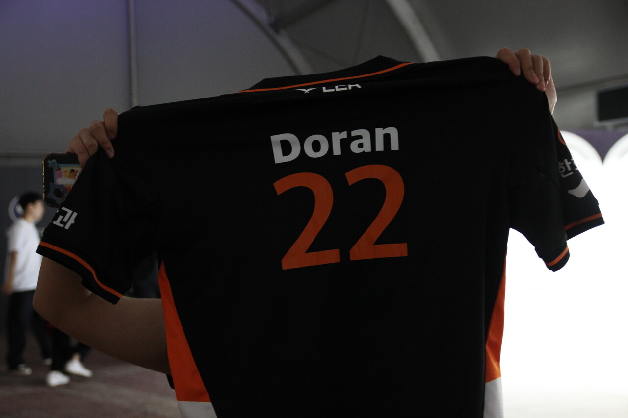 송혜진씨는 한화생명e스포츠를 응원하고 있었다. 송 씨는 최현준 '도란' 선수를 가장 많이 응원하고 있다고 말했다. 그는 "무조건 결승에 갈 수 있을 것이라 생각하기 때문에 편안한 마음으로 결승전을 보러 갈 거"라며 "내일 경기에서 도란 선수가 주사위 6이 뜰 것이라 믿고 있다"고 설명했다. [사진=김민우 기자]