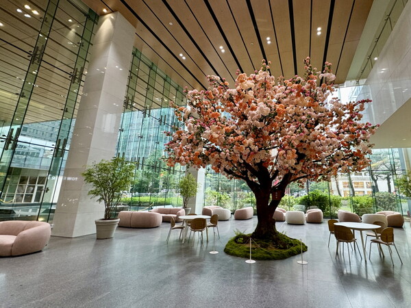 GS 건설 본사사옥 그랑서울 로비에 ‘자이木’으로 새단장한 모습 [GS건설 제공=뉴스퀘스트]