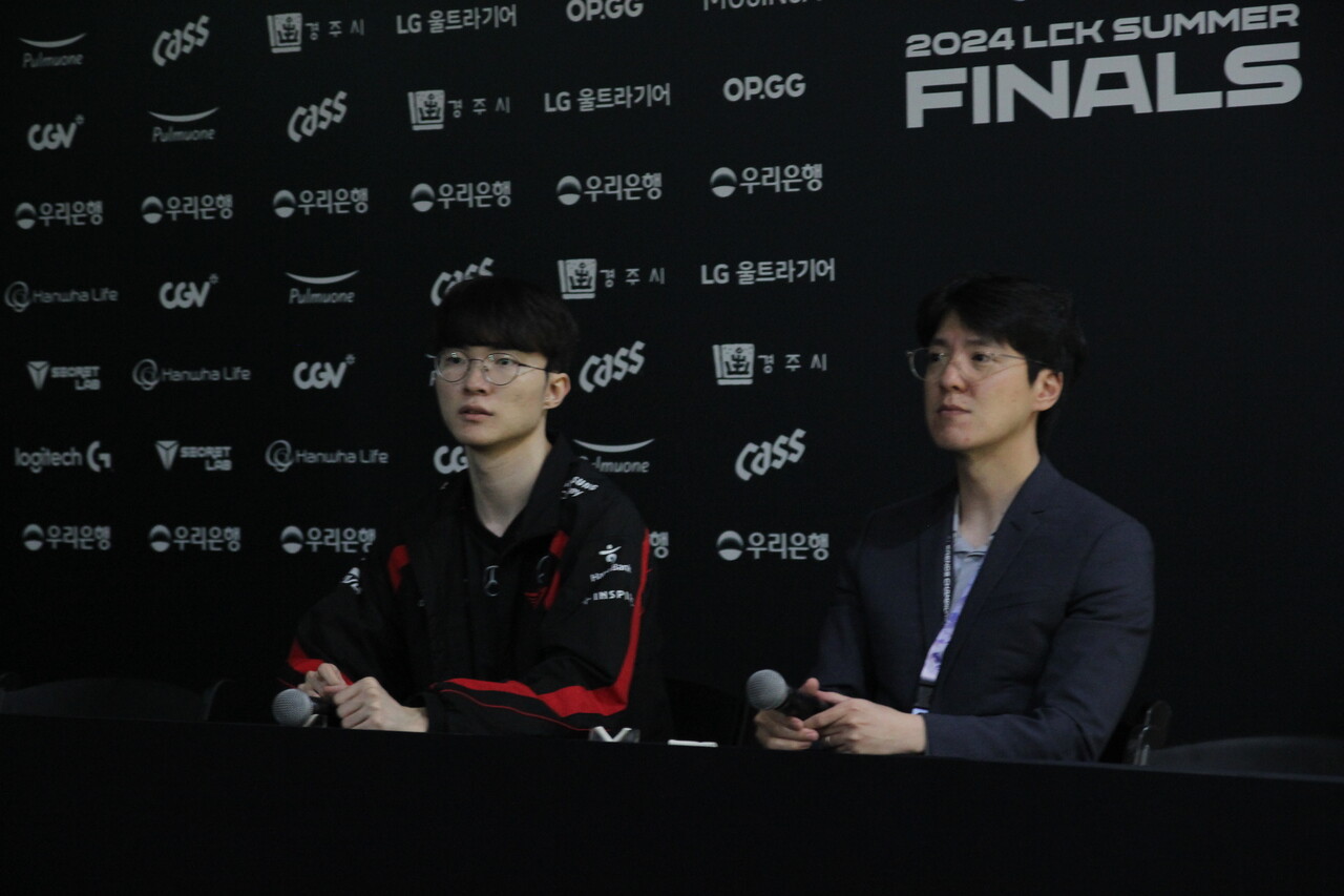 (왼쪽부터) 이상혁 '페이커' 선수. 김정균 T1 감독. [사진=김민우 기자]